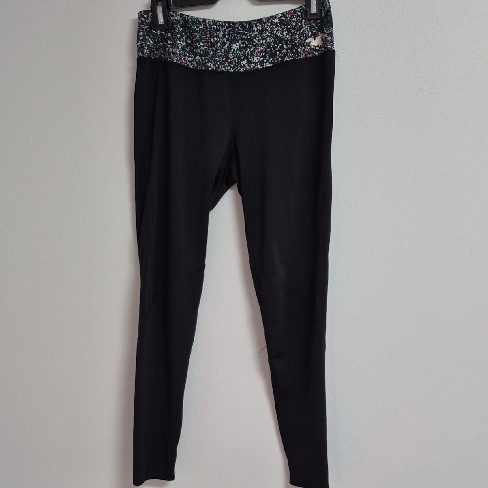 Hollister Black and Pink Patterned Leggings With Back Pocket.